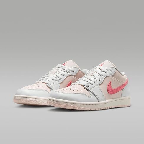 حذاء Air Jordan 1 Low SE للنساء (IB8156-133، أبيض سامت/وردي فاتح ناعم/شراع/إمبر سحري) in Saudi Arabia