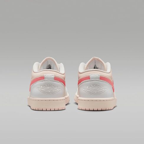 حذاء Air Jordan 1 Low SE للنساء (IB8156-133، أبيض سامت/وردي فاتح ناعم/شراع/إمبر سحري) in Saudi Arabia