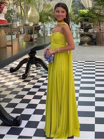 Chiffon Bridesmaid Dresses with Scarf Pleated Long Formal Evening Gowns Strapless A Line Maxi Prom Dress in Saudi Arabia