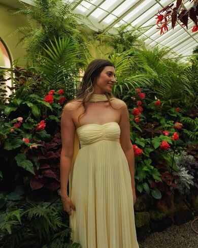 Chiffon Bridesmaid Dresses with Scarf Pleated Long Formal Evening Gowns Strapless A Line Maxi Prom Dress in Saudi Arabia