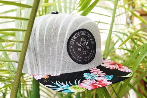 قبعة Snapback زهرية/استوائية مع رقعة دائرية بشعار أسود - ملابس Snapback مستوحاة من Craft Beer in Saudi Arabia