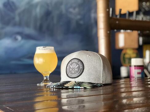 قبعة Snapback زهرية/استوائية مع رقعة دائرية بشعار أسود - ملابس Snapback مستوحاة من Craft Beer in Saudi Arabia