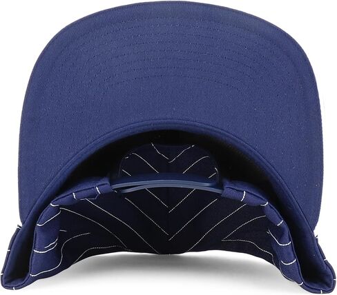 قبعة Snapback ذات 5 ألواح مخططة ومسطحة من متجر Trendy Apparel Shop - باللون الأبيض الداكن in Saudi Arabia