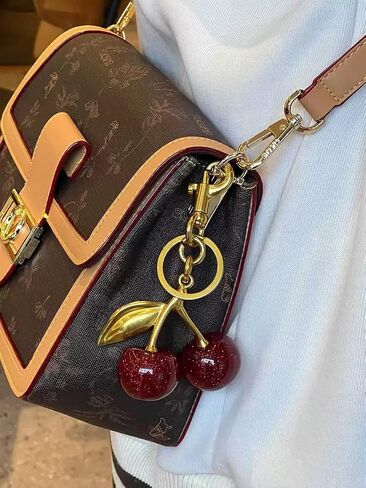 المفاتيح حقيبة الكرز سحر محفظة سلسلة مفاتيح النساء لطيف سيارة أقراط حقائب يد جلدية عشاق الموضة in Kuwait