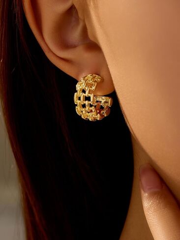 1 Pair Gold Earrings for Women, Trendy Hoop Earrings for Chic and Edgy Look, Fashionable Jewelry with Interlocking Design, Suitable for Various Occasions in Saudi Arabia