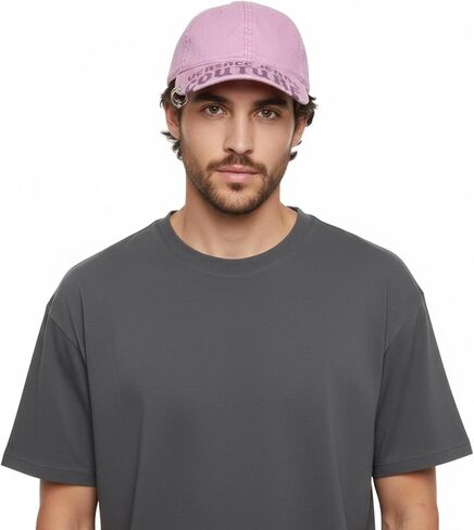 قبعة بيسبول VERSACE JEANS COUTURE بطباعة شعار كوارتز وردي قوطي in Saudi Arabia