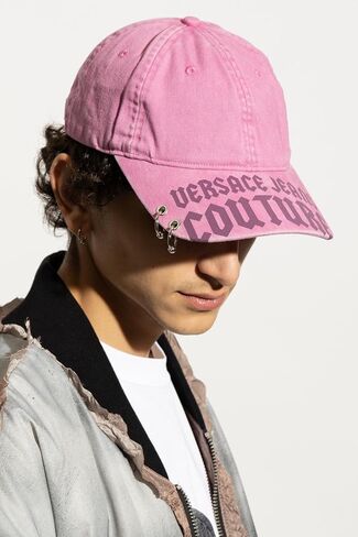 قبعة بيسبول VERSACE JEANS COUTURE بطباعة شعار كوارتز وردي قوطي in Saudi Arabia