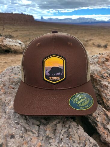 قبعة سائقي الشاحنات Wyoming الأنيقة للرجال - قبعات شبكية Snapback، قبعة بيسبول مثالية للرجال أو القبعات للنساء. in Kuwait