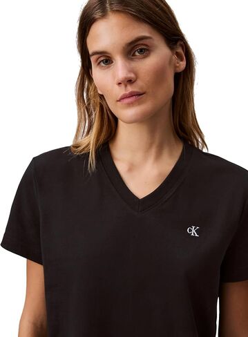 تي شيرت نسائي من Calvin Klein بشعار الأرشيف ورقبة على شكل حرف V in Saudi Arabia