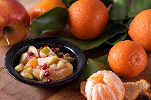 Carlisle FoodService Products Kingline Reusable Plastic Bowl Fruit Bowl with Rim for Home and Restaurant, Melamine, 4.75 Ounces, White, (Pack of 48) in Kuwait