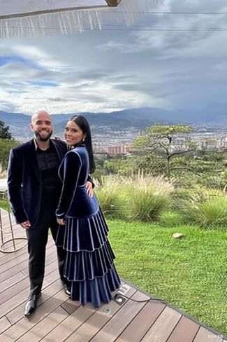 فساتين وصيفة الشرف مخملية بأكمام طويلة 2025 متدرجة على شكل حرف V مشد رسمي فستان طويل للحفلات المسائية in Kuwait