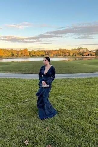 فساتين وصيفة الشرف مخملية بأكمام طويلة 2025 متدرجة على شكل حرف V مشد رسمي فستان طويل للحفلات المسائية in Kuwait