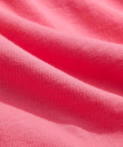 تي شيرت رجالي من Vineyard Vines بأكمام طويلة للجيب على شكل شاحنة وشجرة in Saudi Arabia