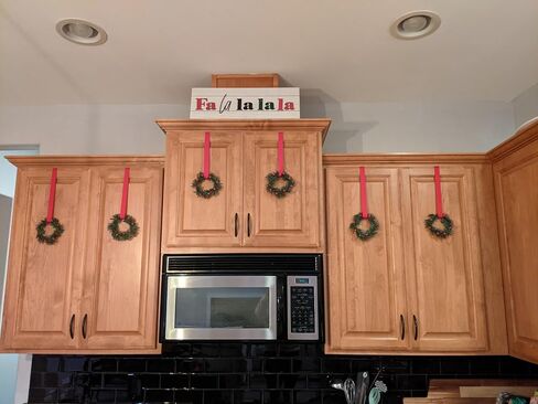 مجموعة من 4 حلقات شموع عيد الميلاد اكاليل 4 بوصة مركز، التوت الأحمر الاصطناعي وإبر الصنوبر العشب الصغيرة أعمدة عيد الميلاد شمعة اكليلا من الزهور لعيد الميلاد ريفي حفل زفاف الجدول المركزية ديكور in Kuwait