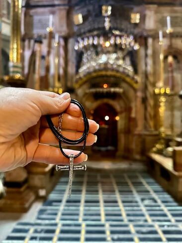 قلادة متقاطعة من الفضة الإسترليني 925 - قلادة صليب كريستيان بثلاثة أظافر للرجال | مصنوع يدويًا في القدس مع لمسة نهائية عتيقة مؤكسدة وحبل جلدي in Saudi Arabia