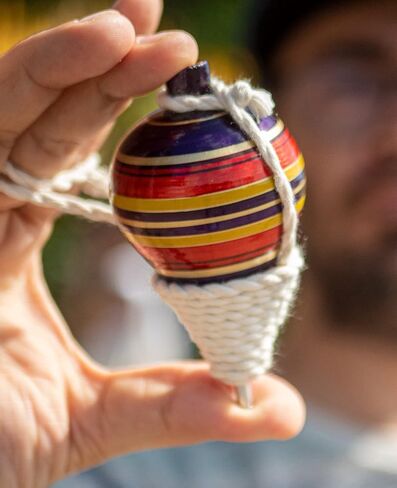 Spinning Top Trompo - عبوات من 3 قطع من الأسطح الدوارة المنحوتة بالخشب - نقطة فولاذية قوية لتعزيز الثبات - براعة رائعة - مثالية للمبتدئين والوسطاء - Trompos de Mexico de Madera in Kuwait
