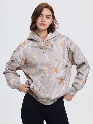 سويت شيرت نسائي بقلنسوة مموه من YKR مطبوع عليه أوراق القيقب من الصوف مع جيب in Kuwait