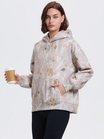 سويت شيرت نسائي بقلنسوة مموه من YKR مطبوع عليه أوراق القيقب من الصوف مع جيب in Kuwait