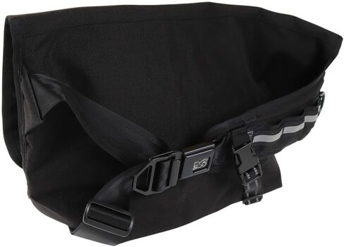 حقيبة Chrome Industries Citizen Messenger، حقيبة ظهر تمر بالجسم للنساء والرجال، حقيبة كمبيوتر محمول مقاس 15 بوصة، وإبزيم حزام الأمان الأيقوني، 24 لتر، أسود in Kuwait