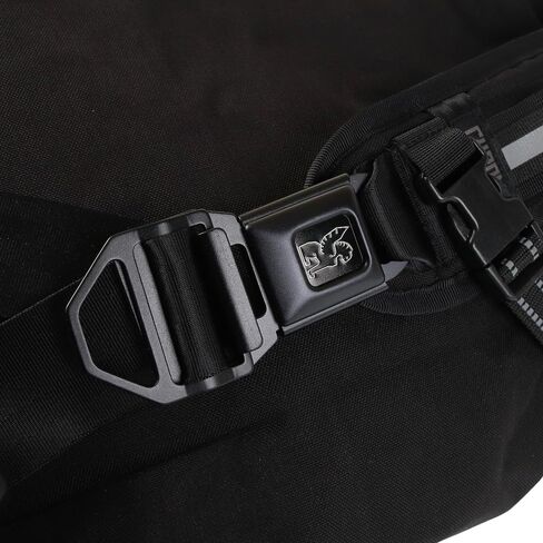 حقيبة Chrome Industries Citizen Messenger، حقيبة ظهر تمر بالجسم للنساء والرجال، حقيبة كمبيوتر محمول مقاس 15 بوصة، وإبزيم حزام الأمان الأيقوني، 24 لتر، أسود in Kuwait