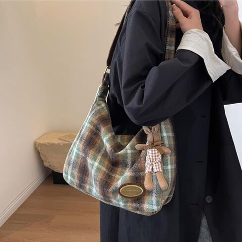 حقيبة كروس نسائية منقوشة من Hobo Purse مع إكسسوارات لطيفة، حقيبة قماش صوفي أنيقة للسيدات موضة 2024 in Kuwait