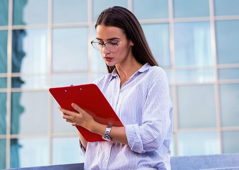 ألواح كتابة بلاستيكية صفراء من Better Office Products، 12 عبوة، متينة، 12.5 × 9 بوصة، مشبك منخفض الشكل، أصفر، مجموعة من 12 قطعة in Saudi Arabia