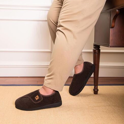 شبشب HomeTop رجالي من قماش شانيل قابل للتعديل، حذاء منزلي واسع ناعم ومريح ومضاد للانزلاق in Kuwait