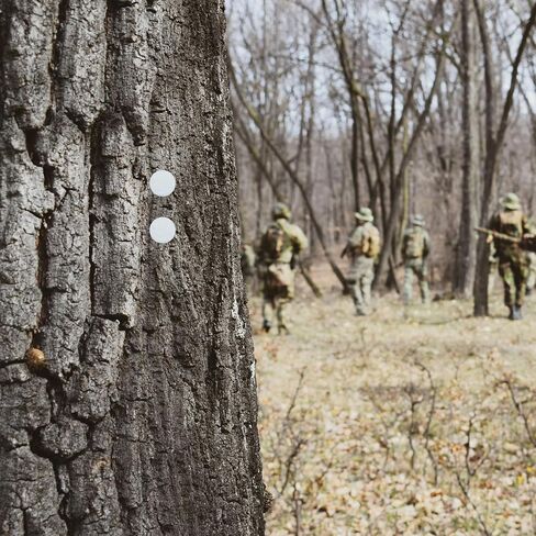 50 pcs Reflective Tacks for Trail Marking, Reflective Trail Markers Reflective Thumb Tacks Glow in The Dark Tacks for Hunting Hiking Camping Outdoor Survival with Clear Box (Mixed Crackle Colors) in Kuwait