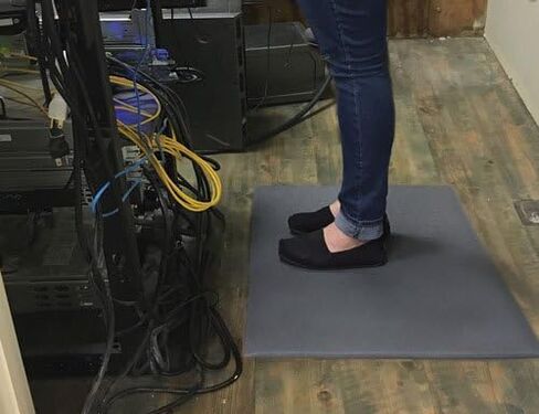 أنظمة Portico 18030505ESDCS Comfort Step ESD 3/8 بوصة حصيرة صناعية مضادة للتعب، سلك أرضي ومشبك، رمادي، 3 بوصة × 5 بوصة in Kuwait
