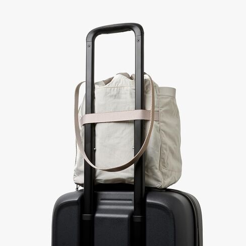 حقيبة Bellroy Cinch (حقيبة حمل خفيفة الوزن سعة 16 لترًا مع تنظيم خارجي، وجيوب منبثقة، وممر للأمتعة، وإغلاق برباط سهل) - الشوفان in Kuwait