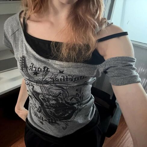 Emo Grunge Terts Women 2000s Graphic Baby Tees مزيفة من قطعتين قصيرتين in Kuwait