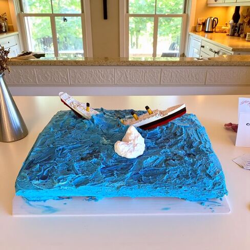 انقسام إلى نصف Titanic Action Toy by Theroller3d ، تصميم Break-Apart مع نظام Snap-Lock على عكس الطرز الأخرى ، Titanic Toys for Kids ، Titanic Cake Topper ، قارب تيتانيك الدقيق تاريخيًا ، متماثل تيتانيك (نموذج بدون حامل عرض) in Kuwait