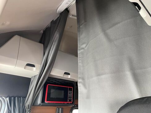 ستائر خصوصية نائمة لشاحنة Freightliner Cascadia 126 (2018-2025)-High Roof Bunk Curtain-Faux Leather & Fleece (Green) in Kuwait