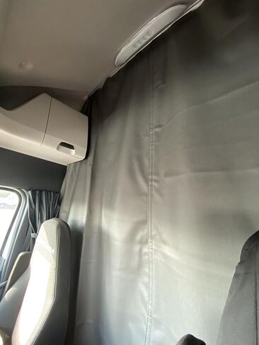 ستائر خصوصية نائمة لشاحنة Freightliner Cascadia 126 (2018-2025)-High Roof Bunk Curtain-Faux Leather & Fleece (Green) in Kuwait