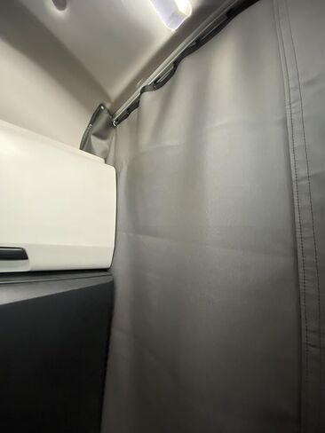 ستائر خصوصية نائمة لشاحنة Freightliner Cascadia 126 (2018-2025)-High Roof Bunk Curtain-Faux Leather & Fleece (Green) in Kuwait