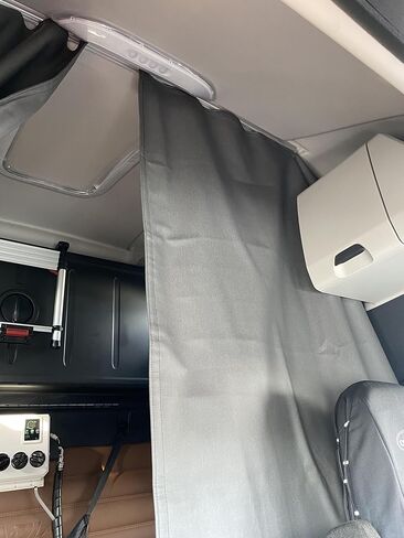 ستائر خصوصية نائمة لشاحنة Freightliner Cascadia 126 (2018-2025)-High Roof Bunk Curtain-Faux Leather & Fleece (Green) in Kuwait