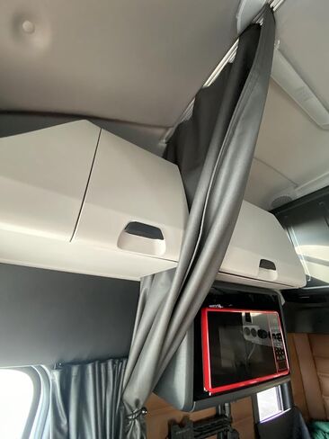 ستائر خصوصية نائمة لشاحنة Freightliner Cascadia 126 (2018-2025)-High Roof Bunk Curtain-Faux Leather & Fleece (Green) in Kuwait