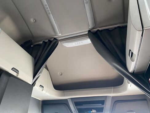 ستائر خصوصية نائمة لشاحنة Freightliner Cascadia 126 (2018-2025)-High Roof Bunk Curtain-Faux Leather & Fleece (Green) in Kuwait