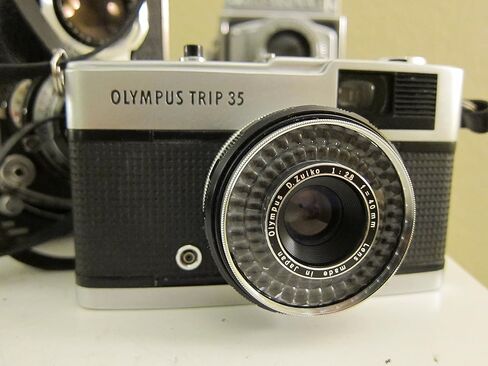 كاميرا OLYMPUS Trip مقاس 35 مم لتصوير الأفلام وتصويرها بنصف الإطار (متجددة) in Kuwait