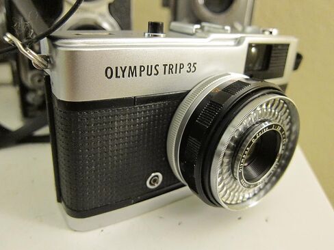 كاميرا OLYMPUS Trip مقاس 35 مم لتصوير الأفلام وتصويرها بنصف الإطار (متجددة) in Kuwait