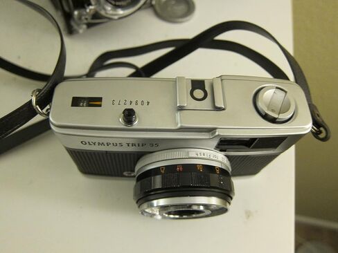 كاميرا OLYMPUS Trip مقاس 35 مم لتصوير الأفلام وتصويرها بنصف الإطار (متجددة) in Kuwait