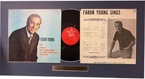 Athlon Sports CTBL-031238 17 × 32 بوصة. Faron Young Signed 1972 Sings Wine Me Up غلاف الألبوم LP مسجل فينيل in Saudi Arabia
