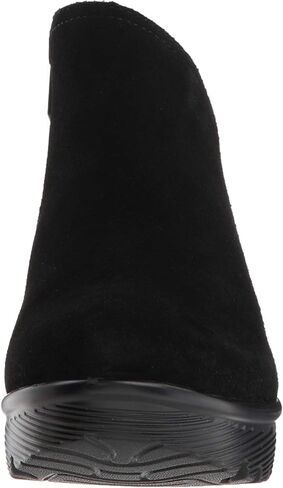 حذاء نسائي من Skechers ذو ياقة متوازية وغير متماثلة من الجلد السويدي للكاحل in Kuwait