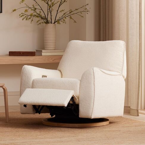 أعمال الحضانة الخاصة بمقعد Babyletto Sunday Power والطائرة الشراعية الدوارة في Chai Shearling، الحاصلة على شهادة Greenguard Gold وCertiPUR-US® in Kuwait