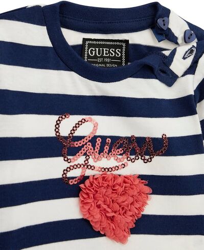 طقم تي شيرت وأكمام طويلة للفتيات من GUESS وبنطلون من قماش الدنيم المحبوك in Kuwait