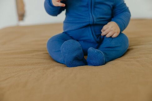 بيجامة أطفال بسحاب من اللؤلؤ النحاسي: بيجامات للأولاد فائقة النعومة وبيجامات للبنات، نسيج محبوك ممتاز بمطبوعات أنيقة، بدون علامات مع سحاب ثنائي الاتجاه، مقاس حديثي الولادة حتى 24 شهرًا، لون التوت in Kuwait