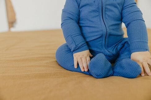 بيجامة أطفال بسحاب من اللؤلؤ النحاسي: بيجامات للأولاد فائقة النعومة وبيجامات للبنات، نسيج محبوك ممتاز بمطبوعات أنيقة، بدون علامات مع سحاب ثنائي الاتجاه، مقاس حديثي الولادة حتى 24 شهرًا، لون التوت in Kuwait