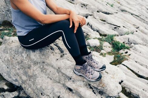 حذاء المشي لمسافات طويلة X-Adventure Recon Mid Gore-Tex للسيدات من Salomon، ثبات مقاوم للماء لمسارات المشي لمسافات طويلة الوعرة والرحلات في جميع الأحوال الجوية in Saudi Arabia