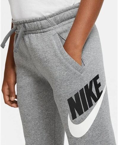 بنطال Sportswear Club للأولاد من Nike + بنطال HBR (للأطفال الكبار) كربون هيذر/رمادي دخاني MD (للأطفال الكبار من عمر 10 إلى 12 عامًا) in Saudi Arabia