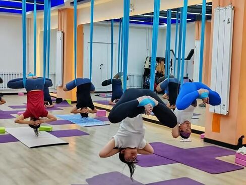مجموعة أرجوحة اليوغا الجوية - أرجوحة حسية انعكاسية شديدة التحمل، حبال لياقة بدنية داخلية/خارجية لليوجا والبيلاتس، أشرطة تعليق بسعة 300 رطل in Saudi Arabia
